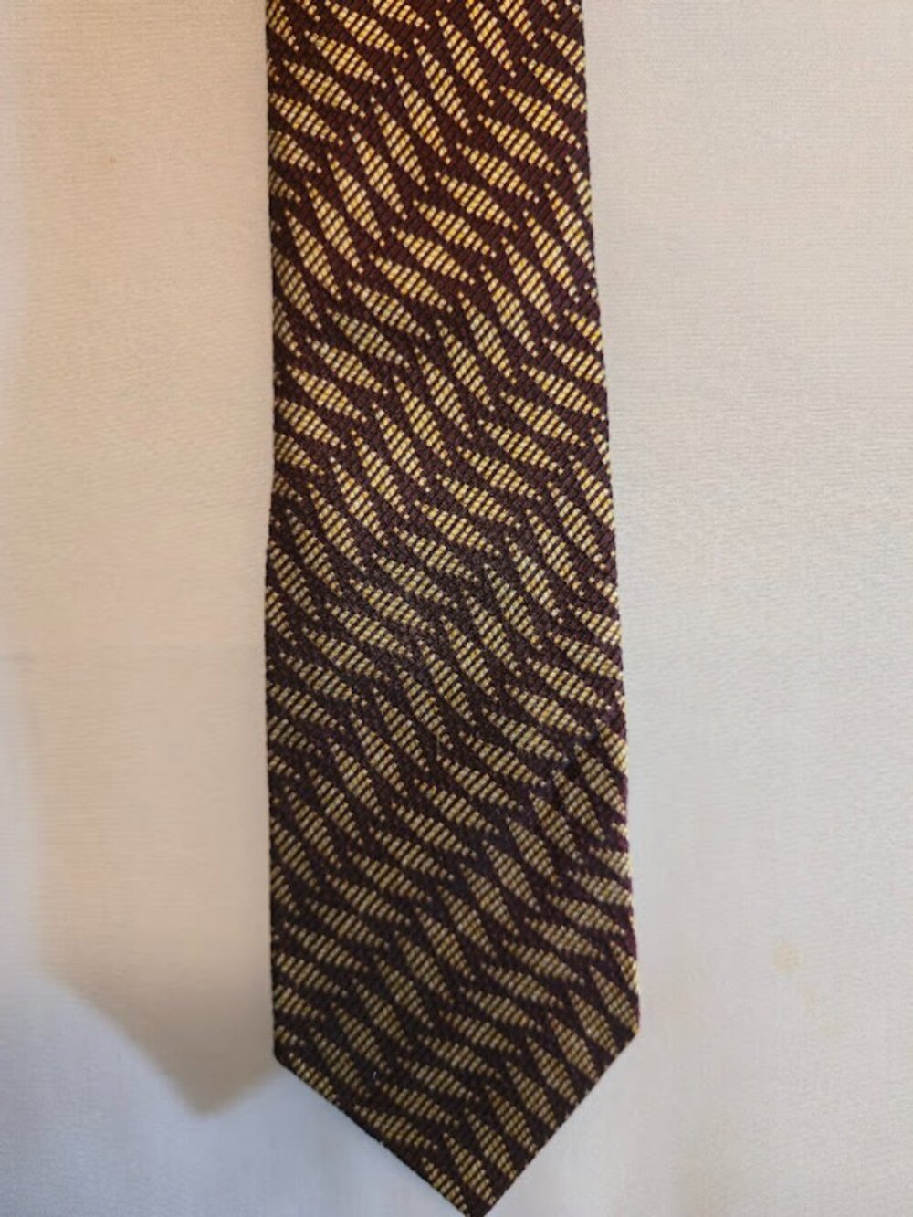 COACH NECKTIE BURGUNDY GOLD CLASSIC PREPPY SILK DIAGONAL WAVE PATTERN